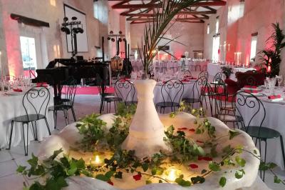 Miniature Location salle Granzay-Gript (Deux-Sèvres) - Château La Bone #27 Un couple de mariés s'embrasse devant une voiture ancienne stationnée dans une cour ensoleillée.