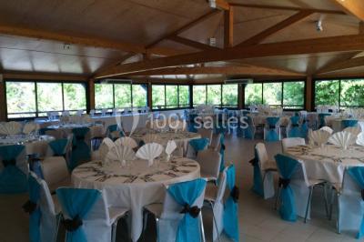 Des animatrices en jupes hawaïennes dansent devant un groupe d'enfants et d'adultes près d'une piscine extérieure.