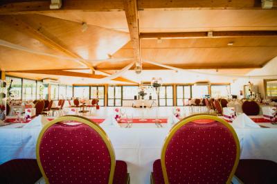 Des animatrices en jupes hawaïennes dansent devant un groupe d'enfants et d'adultes près d'une piscine extérieure.