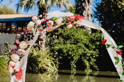 Des animatrices en jupes hawaïennes dansent devant un groupe d'enfants et d'adultes près d'une piscine extérieure.