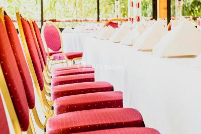 Des animatrices en jupes hawaïennes dansent devant un groupe d'enfants et d'adultes près d'une piscine extérieure.