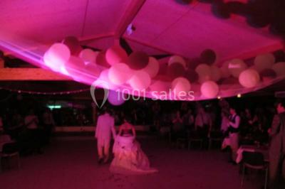 Des animatrices en jupes hawaïennes dansent devant un groupe d'enfants et d'adultes près d'une piscine extérieure.