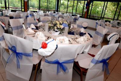 Toboggans aquatiques sinueux entourés de végétation tropicale avec des éléments décoratifs colorés en premier plan.