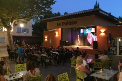 Toboggans aquatiques sinueux entourés de végétation tropicale avec des éléments décoratifs colorés en premier plan.