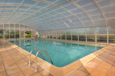 Toboggans aquatiques sinueux entourés de végétation tropicale avec des éléments décoratifs colorés en premier plan.