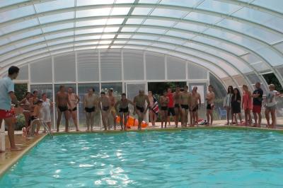 Toboggans aquatiques sinueux entourés de végétation tropicale avec des éléments décoratifs colorés en premier plan.