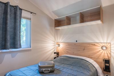 Toboggans aquatiques sinueux entourés de végétation tropicale avec des éléments décoratifs colorés en premier plan.