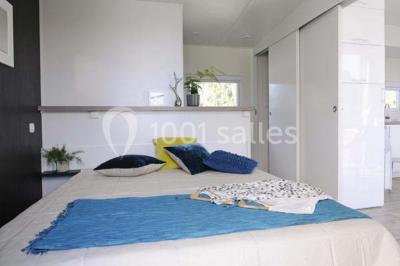 Toboggans aquatiques sinueux entourés de végétation tropicale avec des éléments décoratifs colorés en premier plan.