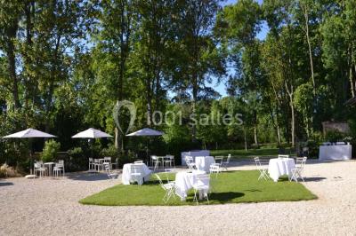 Chambre avec un lit double, un lit simple, deux lampes de chevet allumées et une fenêtre avec rideaux gris.