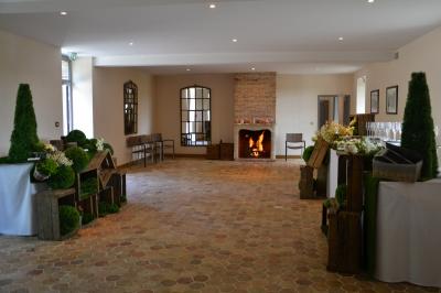 Chambre avec un lit double, un lit simple, deux lampes de chevet allumées et une fenêtre avec rideaux gris.