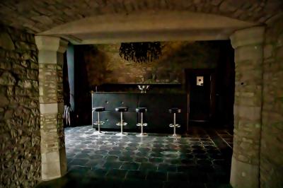 Table élégamment dressée avec nappes blanches, centre de table floral et verres disposés pour un événement formel.