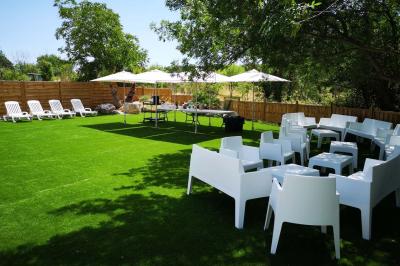 Vue aérienne d'une maison avec toit en tuiles, piscine rectangulaire et jardin arboré dans un cadre rural.