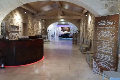 Vue aérienne d'une maison avec toit en tuiles, piscine rectangulaire et jardin arboré dans un cadre rural.