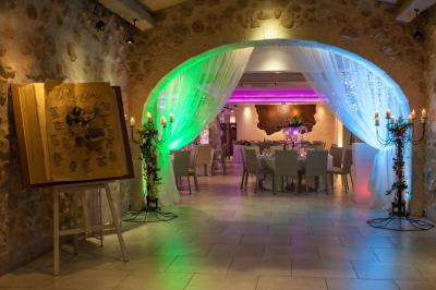 Vue aérienne d'une maison avec toit en tuiles, piscine rectangulaire et jardin arboré dans un cadre rural.