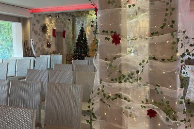 Vue aérienne d'une maison avec toit en tuiles, piscine rectangulaire et jardin arboré dans un cadre rural.