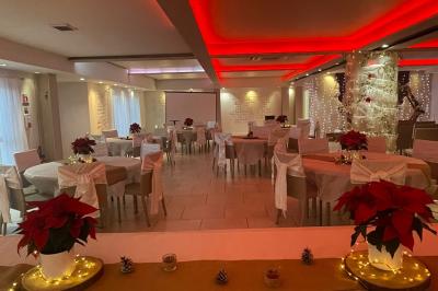 Vue aérienne d'une maison avec toit en tuiles, piscine rectangulaire et jardin arboré dans un cadre rural.