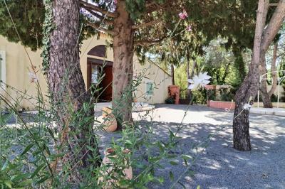 Chambre avec un lit double, mur décoré d'une photo de plage et éclairage doux avec appliques et lampes de chevet.