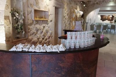 Chambre avec un lit double, mur décoré d'une photo de plage et éclairage doux avec appliques et lampes de chevet.