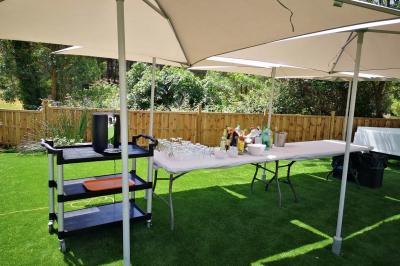 Chambre avec un lit double, mur décoré d'une photo de plage et éclairage doux avec appliques et lampes de chevet.