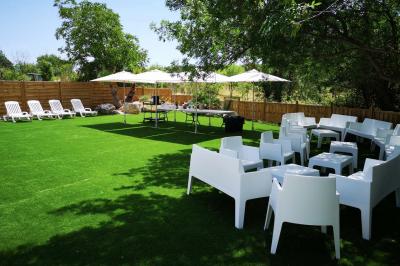 Chambre avec un lit double, mur décoré d'une photo de plage et éclairage doux avec appliques et lampes de chevet.