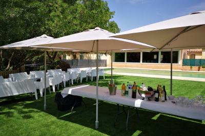 Chambre avec un lit double, mur décoré d'une photo de plage et éclairage doux avec appliques et lampes de chevet.