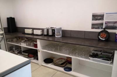 Chambre avec un lit double, mur décoré d'une photo de plage et éclairage doux avec appliques et lampes de chevet.