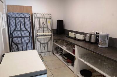 Chambre avec un lit double, mur décoré d'une photo de plage et éclairage doux avec appliques et lampes de chevet.