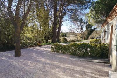 Chambre avec un lit double, mur décoré d'une photo de plage et éclairage doux avec appliques et lampes de chevet.