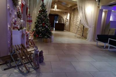 Chambre avec un lit double, mur décoré d'une photo de plage et éclairage doux avec appliques et lampes de chevet.