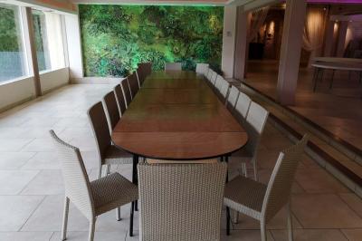 Chambre avec un lit double, mur décoré d'une photo de plage et éclairage doux avec appliques et lampes de chevet.