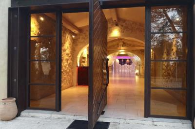 Chambre avec un lit double, mur décoré d'une photo de plage et éclairage doux avec appliques et lampes de chevet.
