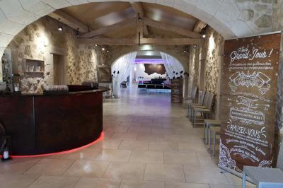 Chambre avec un lit double, mur décoré d'une photo de plage et éclairage doux avec appliques et lampes de chevet.