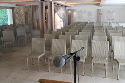 Chambre avec un lit double, mur décoré d'une photo de plage et éclairage doux avec appliques et lampes de chevet.