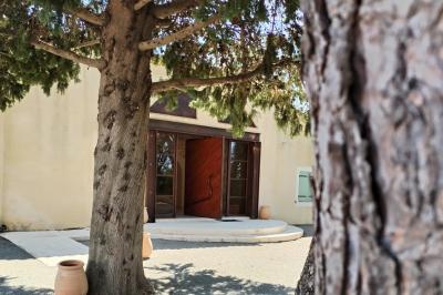 Chambre avec un lit double, mur décoré d'une photo de plage et éclairage doux avec appliques et lampes de chevet.