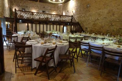 Vue d'un château en pierre entouré d'arbres et d'une pelouse bien entretenue sous un ciel dégagé.