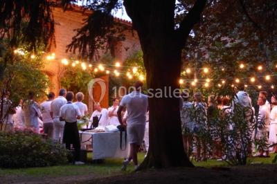 Vue sur les toits d'une ville avec un clocher en pierre et une tour en bois surmontée d'une cloche.