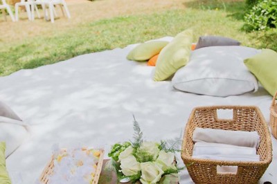 Entrée en briques rouges avec une porte verte ouverte et des lanternes suspendues à motifs zigzag.