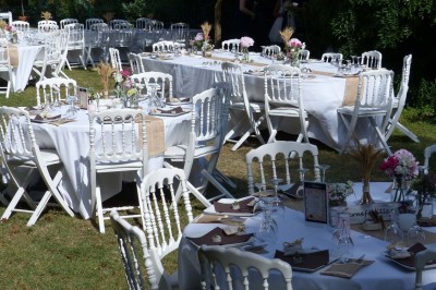 Entrée en briques rouges avec une porte verte ouverte et des lanternes suspendues à motifs zigzag.