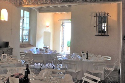 Entrée en briques rouges avec une porte verte ouverte et des lanternes suspendues à motifs zigzag.