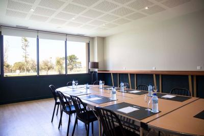 Vue d'un complexe résidentiel avec piscine, espaces verts et architecture méditerranéenne sous un ciel dégagé.