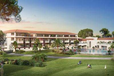 Vue d'un complexe résidentiel avec piscine, espaces verts et architecture méditerranéenne sous un ciel dégagé.