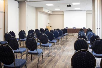 Vue d'un complexe résidentiel avec piscine, espaces verts et architecture méditerranéenne sous un ciel dégagé.
