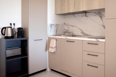 Vue d'un complexe résidentiel avec piscine, espaces verts et architecture méditerranéenne sous un ciel dégagé.