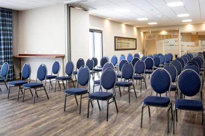 Vue d'un complexe résidentiel avec piscine, espaces verts et architecture méditerranéenne sous un ciel dégagé.