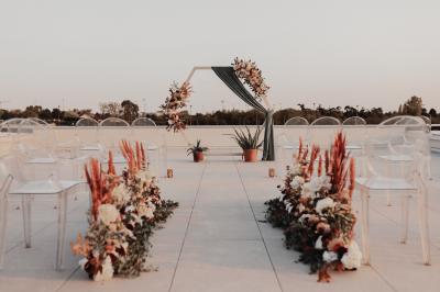 Bain à remous entouré de plantes et de transats sur une terrasse en bois avec vue dégagée.