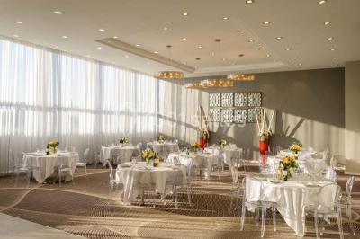 Bain à remous entouré de plantes et de transats sur une terrasse en bois avec vue dégagée.