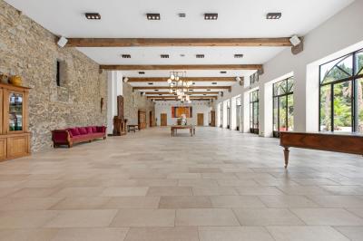 Miniature Location salle Servian (Hérault) - Château Hermitage de Combas #25 Plan illustré du domaine Château Hermitage de Combas avec localisation des bâtiments, parkings et espaces extérieurs.