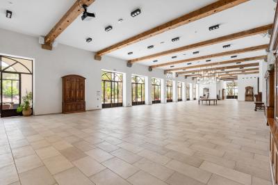 Miniature Location salle Servian (Hérault) - Château Hermitage de Combas #27 Plan illustré du domaine Château Hermitage de Combas avec localisation des bâtiments, parkings et espaces extérieurs.