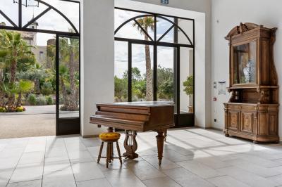 Miniature Location salle Servian (Hérault) - Château Hermitage de Combas #28 Plan illustré du domaine Château Hermitage de Combas avec localisation des bâtiments, parkings et espaces extérieurs.