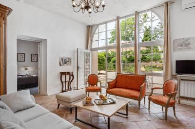 Miniature Location salle Servian (Hérault) - Château Hermitage de Combas #95 Plan illustré du domaine Château Hermitage de Combas avec localisation des bâtiments, parkings et espaces extérieurs.